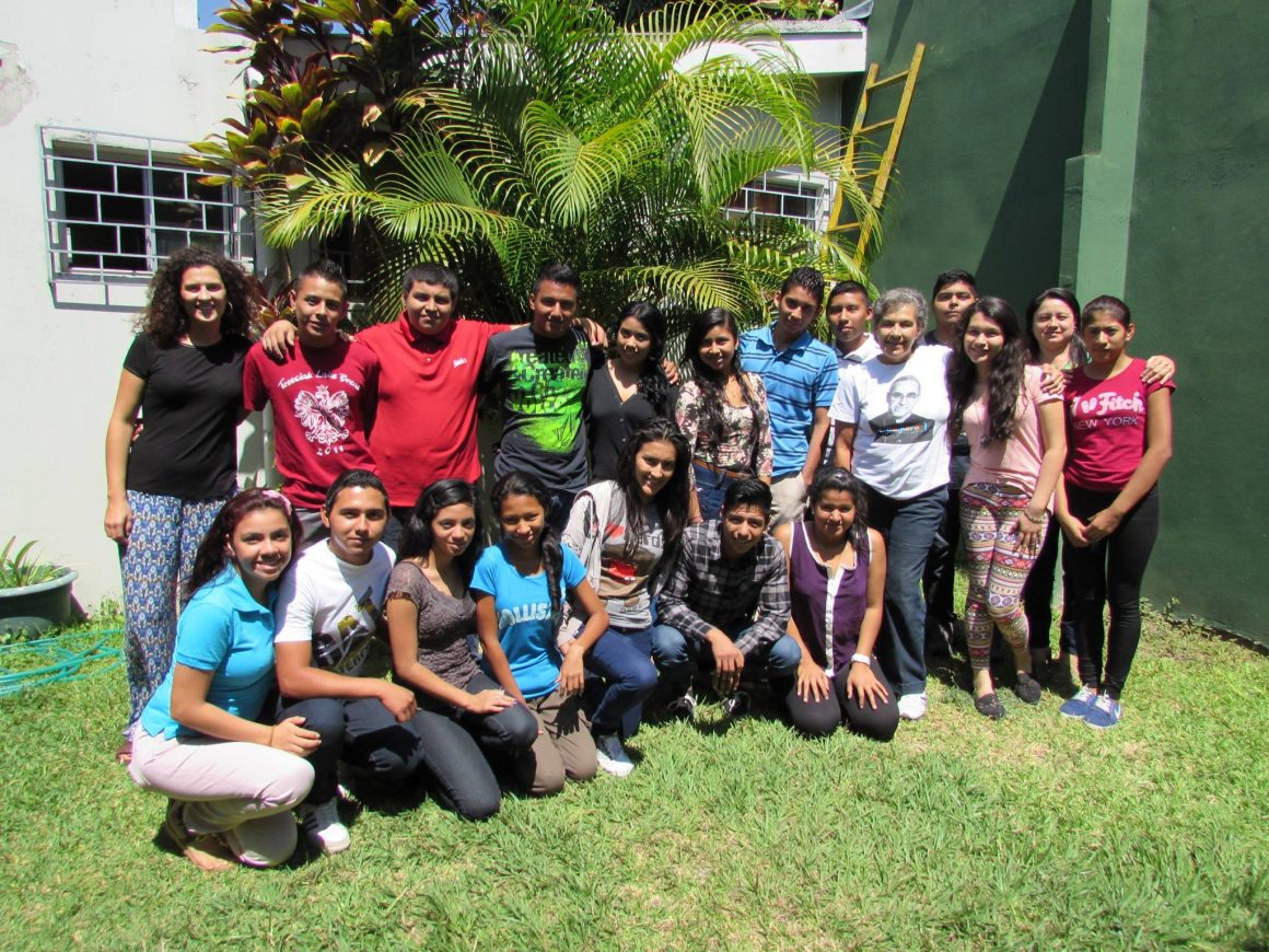 JÓVENES BECADOS 2015